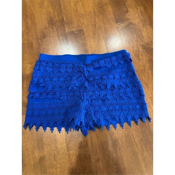 Woman’s express lace shorts, size medium - Picture 1 of 4